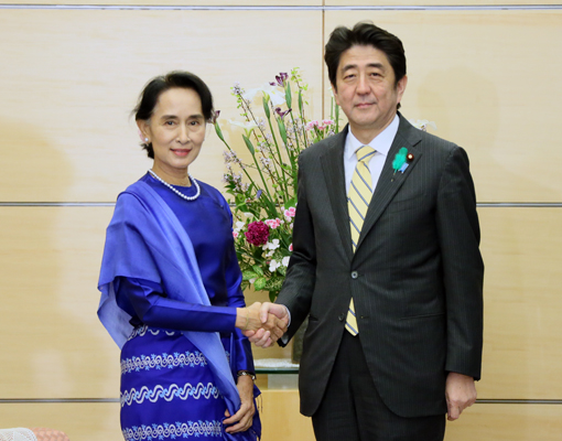 安倍总理在总理大臣官邸接受了缅甸联邦共和国全国民主联盟领导人昂山素季的拜会。