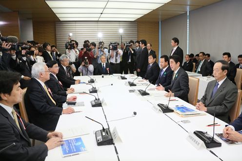 安倍总理在总理大臣官邸召开了第八次经济财政咨询会议。