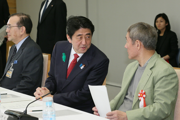 安倍总理在总理大臣官邸出席了亚洲文化交流恳谈会。