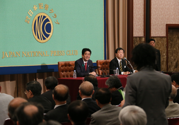 安倍总理在东京都内的日本记者俱乐部进行了题为“面向增长战略”的演讲。