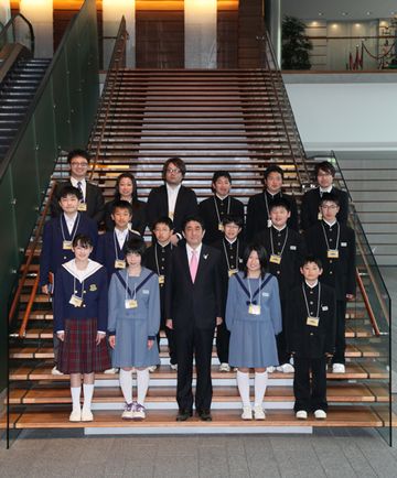 安倍总理对参加总理大臣官邸及公邸特别参观活动的福岛县南相马市的中学生表示了欢迎。