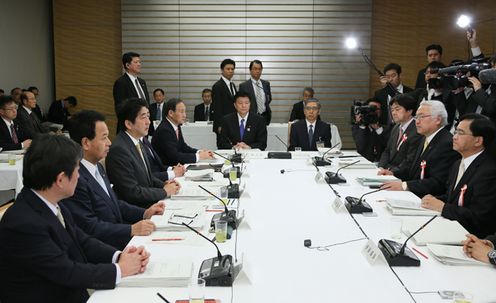 安倍总理在总理大臣官邸召开了第九次经济财政咨询会议。