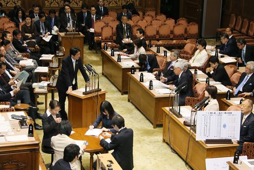安倍总理出席了参议院预算委员会及众议院全体会议。