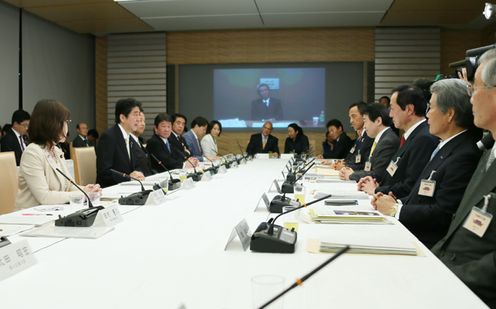 安倍总理在总理大臣官邸召开了第七次产业竞争力会议。