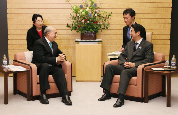 安倍总理在总理大臣官邸接受了经济合作与发展组织(OECD)秘书长安赫尔•古里亚的拜会。