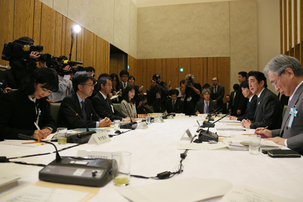 安倍总理在总理大臣官邸出席了2013年第五次（总计第十四次）宇宙政策委员会。