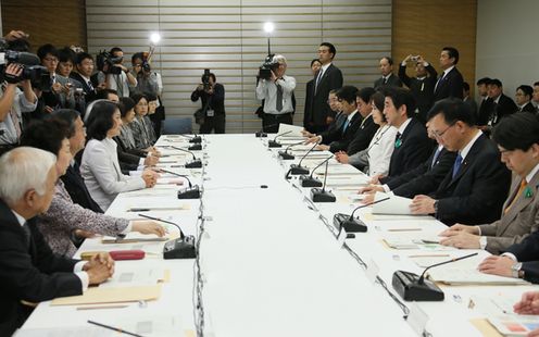 安倍总理在总理大臣官邸出席了2013年第一次（总计第42次）男女共同参与会议。