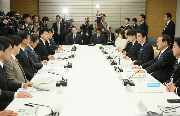 安倍总理在总理大臣官邸召开了2013年第一次（总计第10次）综合海洋政策本部会议。