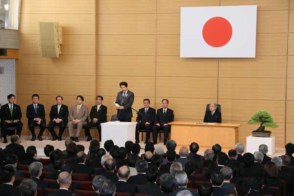 在天皇陛下的光临下，安倍总理出席了在东京宪政纪念馆召开的第七次“绿色典礼”。
