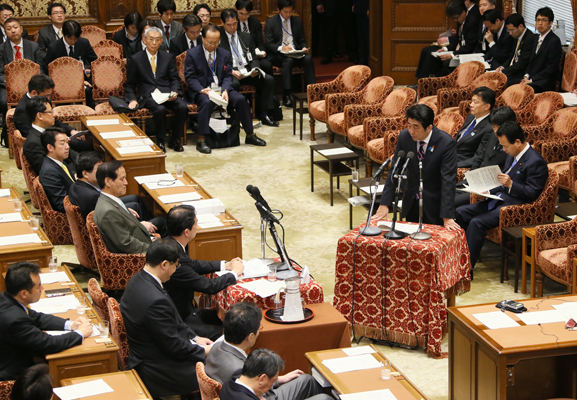 安倍总理出席了众议院内阁委员会及全体会议。