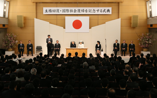 在天皇皇后两陛下的光临下，安倍总理出席了在东京宪政纪念馆召开的主权恢复国际社会回归纪念典礼。