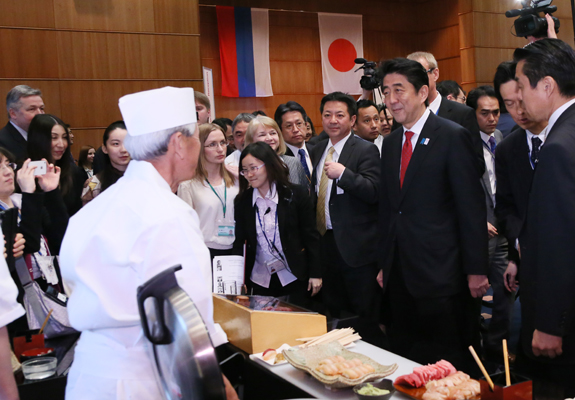 在俄罗斯联邦访问中的安倍总理出席了日俄论坛等活动。