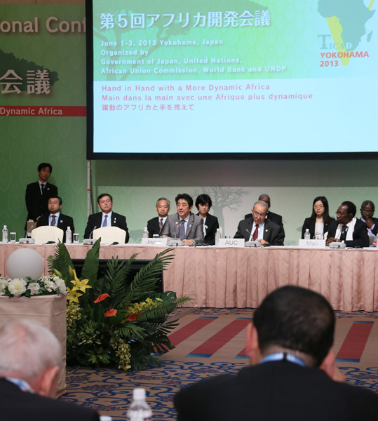 安倍总理在横滨市内出席了第五届非洲开发会议（TICAD V）专题会议5。