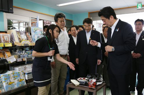 安倍总理为了了解东日本大地震灾害的复兴情况访问了福岛县。