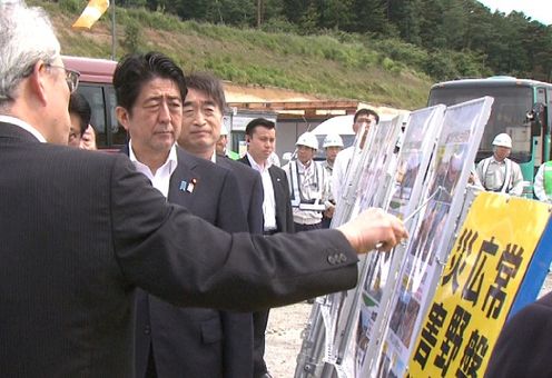 安倍总理为了了解东日本大地震灾害的复兴情况访问了福岛县。