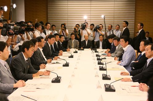 安倍总理在总理大臣官邸召开了第八次日本经济再生本部会议。