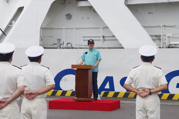 安倍总理访问了石垣海上保安部，对工作人员进行了激励。