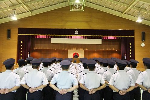 安倍总理访问了航空自卫队宫古岛分屯基地，对自卫队员进行了激励。