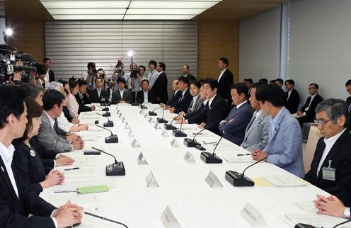 安倍总理出席了在总理大臣官邸召开的“有关每月例行经济报告等相关阁僚会议”。