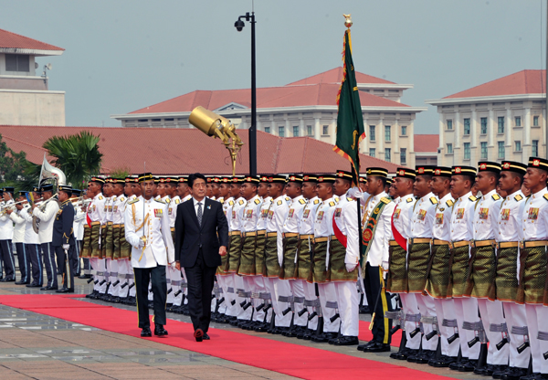 安倍总理访问了马来西亚。
