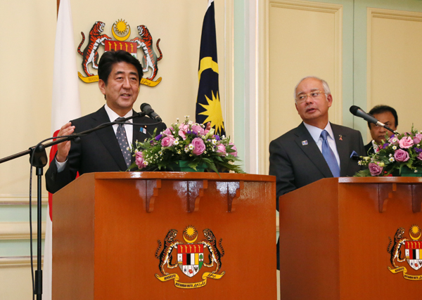 安倍总理访问了马来西亚。