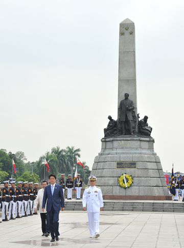 安倍总理访问了菲律宾共和国。