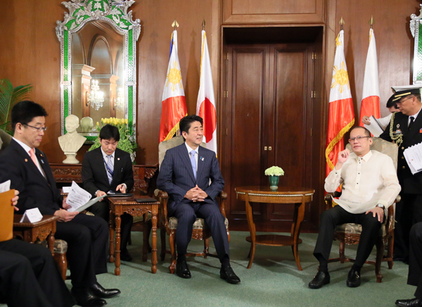 安倍总理访问了菲律宾共和国。