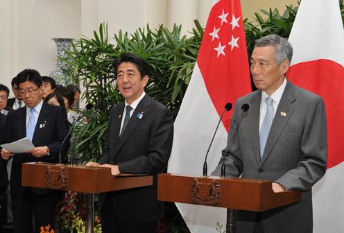 安倍总理访问了新加坡共和国。