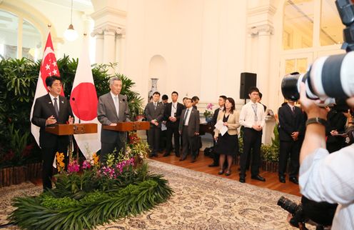 安倍总理访问了新加坡共和国。