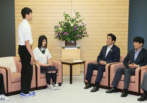 安倍总理在总理大臣官邸接受了北方青少年（北方领土原居民第三代・第四代的初中学生）的拜访。