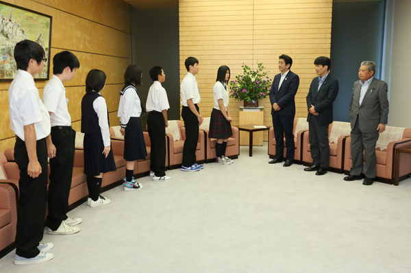 安倍总理在总理大臣官邸接受了北方青少年（北方领土原居民第三代・第四代的初中学生）的拜访。