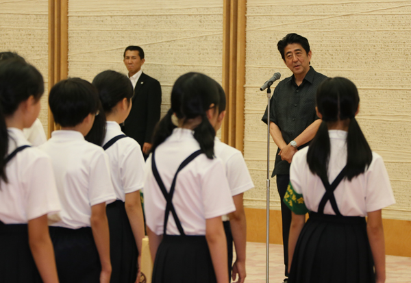 安倍总理在总理大臣官邸接受了冲绳小记者团及函馆小记者团的拜访。
