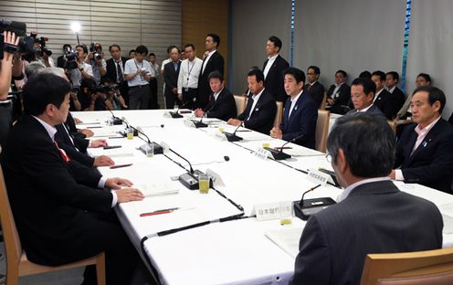 安倍总理在总理大臣官邸召开了第十六次经济财政咨询会议。