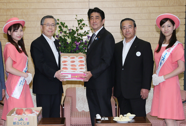 安倍总理在总理大臣官邸接受了福岛县知事佐藤雄平与“桃子小姐”的拜会。