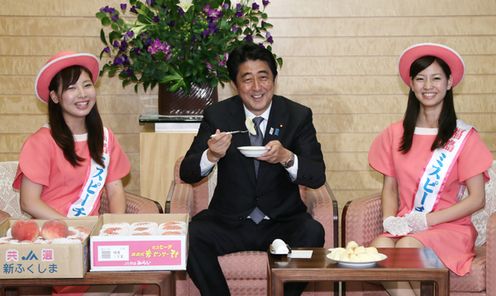安倍总理在总理大臣官邸接受了福岛县知事佐藤雄平与“桃子小姐”的拜会。