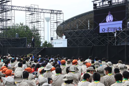 安倍总理在山口县山口市云母海滨出席了“第16次日本大露营/第30次亚太区童军大露营”。