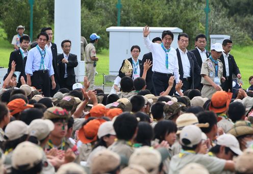 安倍总理在山口县山口市云母海滨出席了“第16次日本大露营/第30次亚太区童军大露营”。