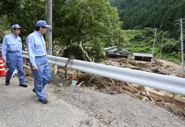 安倍总理为了视察大雨的受灾情况，访问了山口县及岛根县。