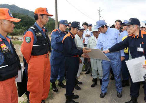 安倍总理为了视察大雨的受灾情况，访问了山口县及岛根县。