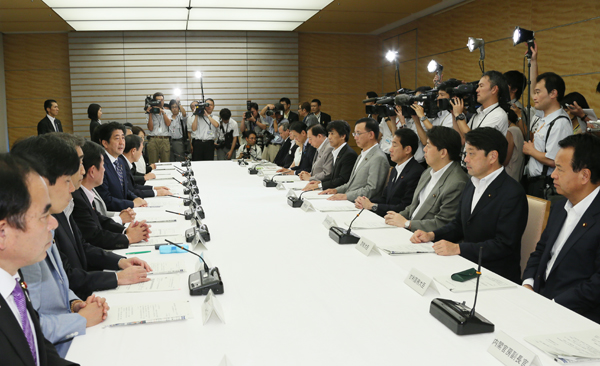 安倍总理在总理大臣官邸召开了第31次原子能灾害对策本部会议。