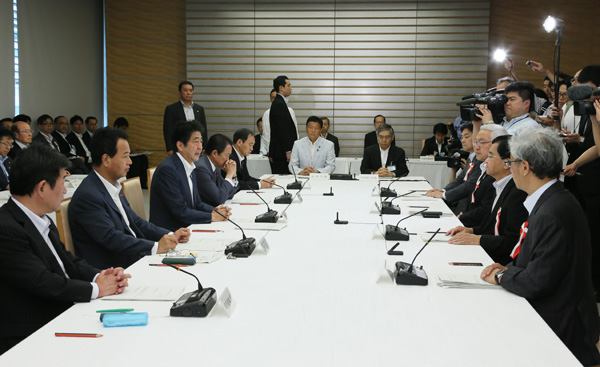 安倍总理在总理大臣官邸召开了第十八次经济财政咨询会议。