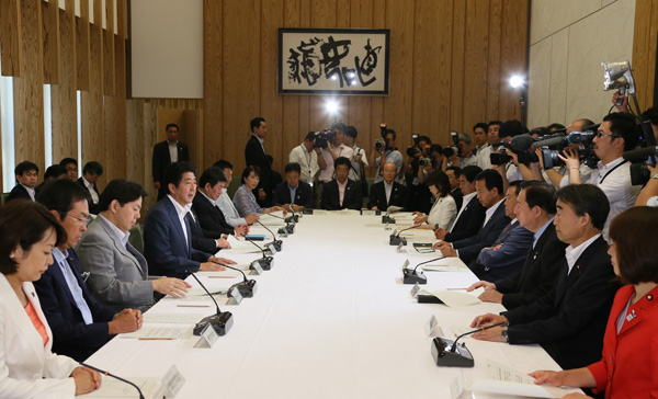 安倍总理在总理大臣官邸召开了第四次农林水产业与地域活力创造本部会议。