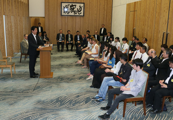 安倍总理在总理大臣官邸接受了以色列和巴勒斯坦青少年交流相关人员的拜访。
