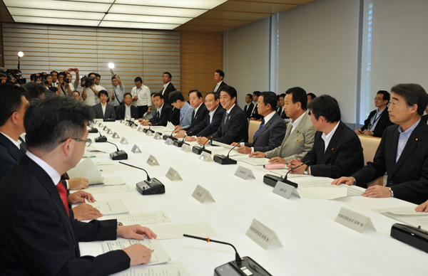 安倍总理在总理大臣官邸出席了有关每月例行经济报告等相关阁僚会议。
