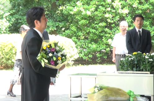 安倍总理出席了在千鸟之渊战殁者墓苑举行的祭拜仪式。