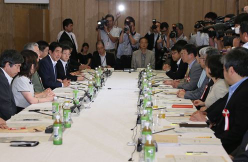安倍总理在总理大臣官邸出席了第十四次规制改革会议。