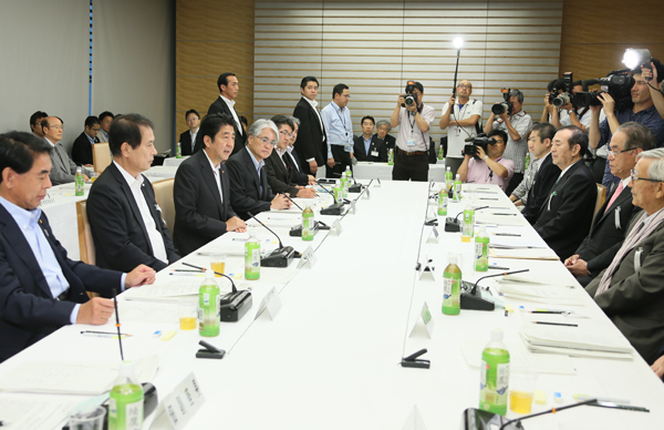 安倍总理在总理大臣官邸召开了第十一次教育再生实行会议。