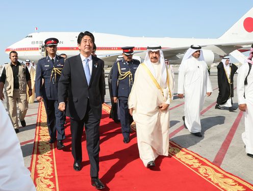 安倍总理访问了巴林王国。