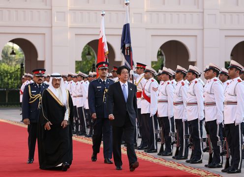 安倍总理访问了巴林王国。