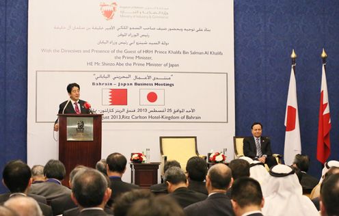 正在访问巴林王国的安倍总理与日本・巴林经济界相关人士举行了恳谈会等。